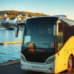 Autocarro parado no terminal de Sesimbra com a baía ao fundo, na partida para Lisboa