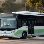Autocarro moderno numa paragem nos arredores de Sintra, com a serra ao fundo, ilustrando os horários da Carris Metropolitana em Sintra