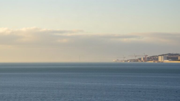Estuário do Tejo junto a Sacavém ao amanhecer, com nuvens baixas sobre a água calma, retratando a meteorologia em Sacavém